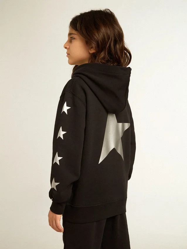 Felpa con cappuccio da bambino nera con stelle argentate a contrasto