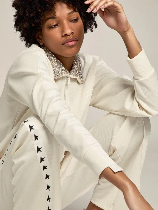 Felpa con zip della Star Collection in bianco papiro con colletto in cristalli