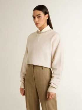 Felpa corta da donna in cotone color crema con cristalli sul davanti