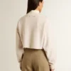 Felpa corta da donna in cotone color crema con cristalli sul davanti