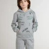Felpa grigia da bambino con scritte stampate multicolori