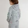 Felpa grigia da bambino con scritte stampate multicolori