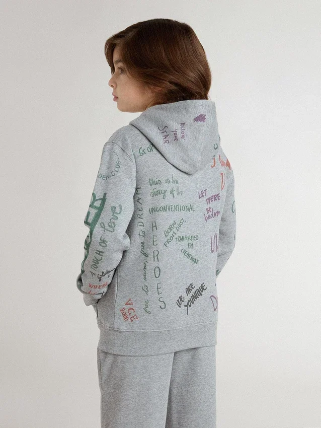 Felpa grigia da bambino con scritte stampate multicolori