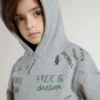 Felpa grigia da bambino con scritte stampate multicolori