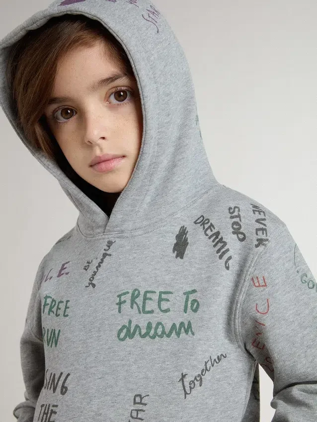 Felpa grigia da bambino con scritte stampate multicolori