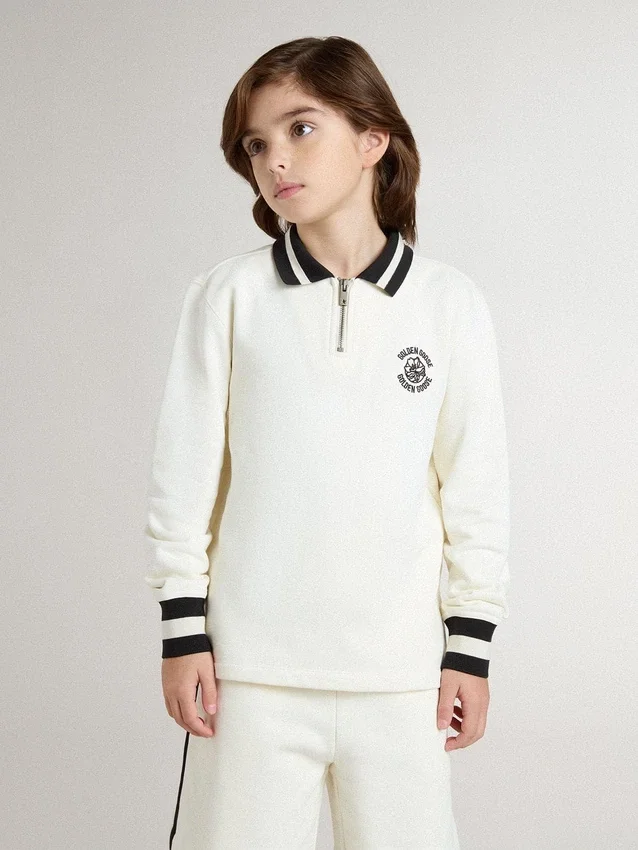 Felpa polo da bambino in cotone bianco con ricamo sul petto e stampa sul retro