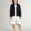 Felpa polo da bambino in cotone bianco con ricamo sul petto e stampa sul retro