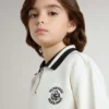 Felpa polo da bambino in cotone bianco con ricamo sul petto e stampa sul retro