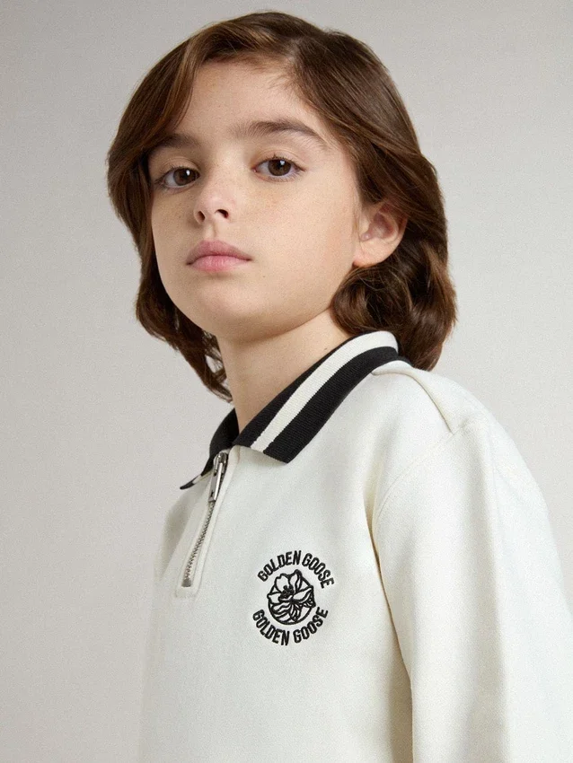 Felpa polo da bambino in cotone bianco con ricamo sul petto e stampa sul retro