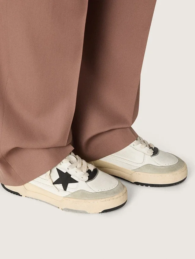 Forty2 da donna con stella nera e linguetta sul tallone in pelle nera