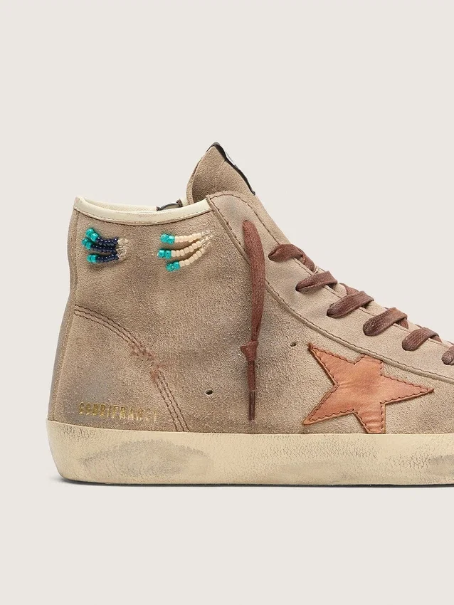 Francy da uomo in pelle scamosciata beige con stella in pelle marrone e perline colorate