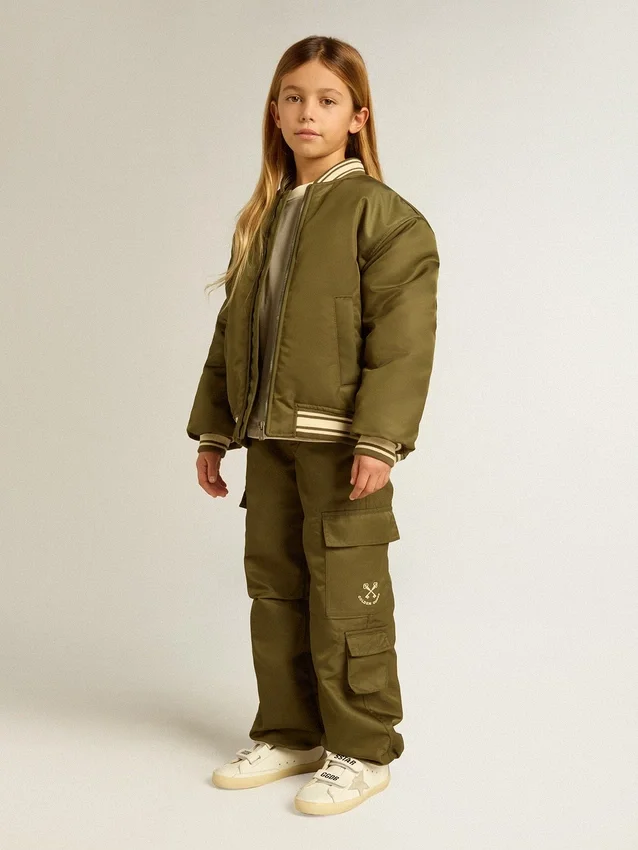 Giacca bomber da bambino in nylon verde militare con scritta sul retro
