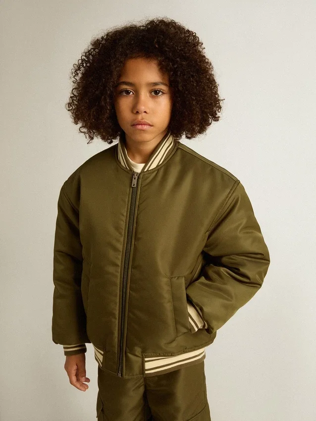 Giacca bomber da bambino in nylon verde militare con scritta sul retro