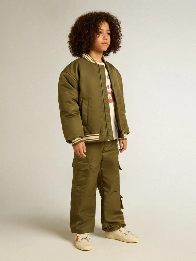 Giacca bomber da bambino in nylon verde militare con scritta sul retro