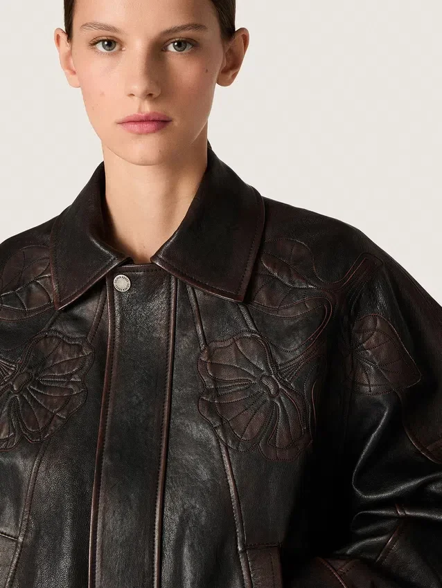 Giacca bomber da donna in pelle nappa bordeaux scuro con ricami floreali