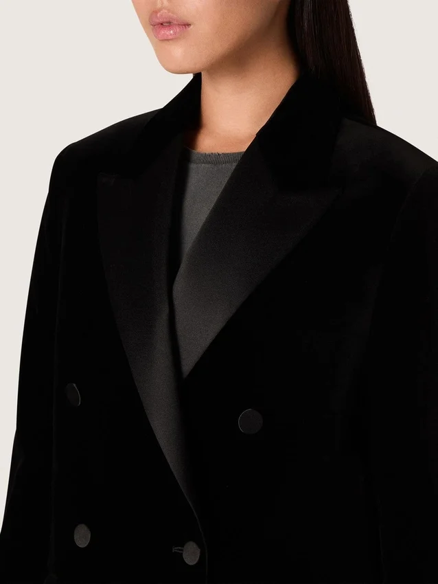 Giacca da donna doppiopetto in velluto nero con revers in raso nero