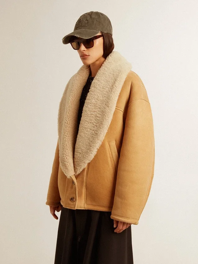 Giacca da donna in pelle di pecora con ampio collo a scialle in shearling