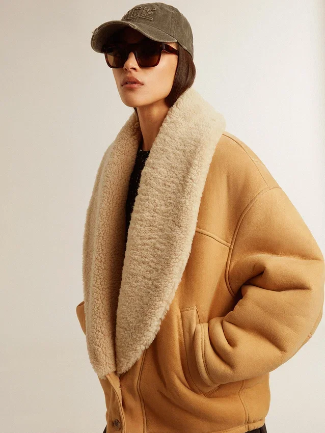 Giacca da donna in pelle di pecora con ampio collo a scialle in shearling
