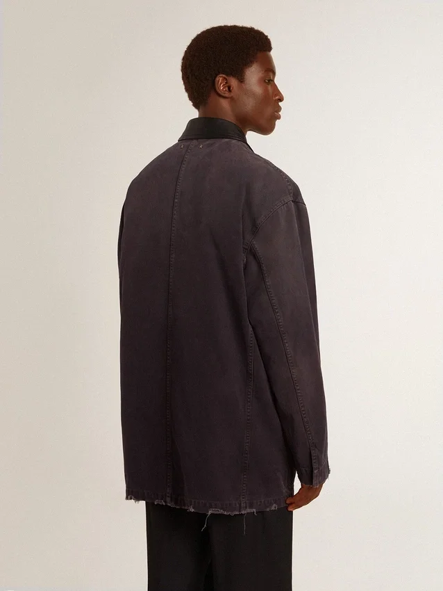 Giacca da uomo in denim con dettagli consumati e collo in pelle