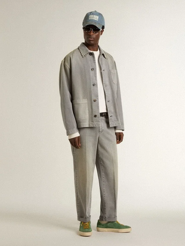 Giacca da uomo in denim grigio con borchie