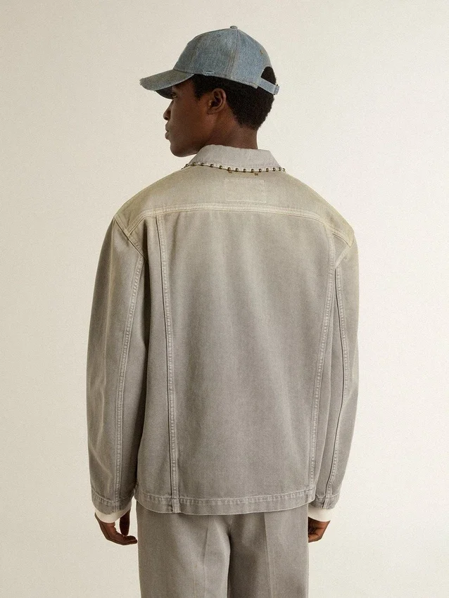 Giacca da uomo in denim grigio con borchie