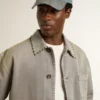 Giacca da uomo in denim grigio con borchie