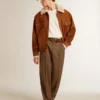 Giacca da uomo in pelle crosta color tabacco con collo in shearling