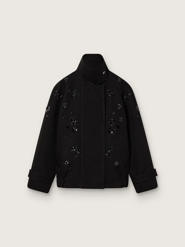 Giacca oversize da donna in twill di cotone nero con ricamo floreale in paillettes