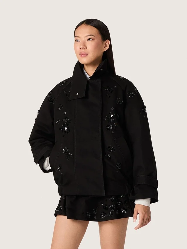 Giacca oversize da donna in twill di cotone nero con ricamo floreale in paillettes