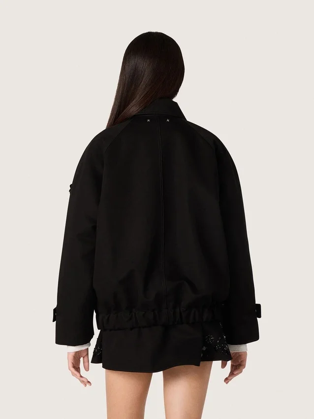 Giacca oversize da donna in twill di cotone nero con ricamo floreale in paillettes