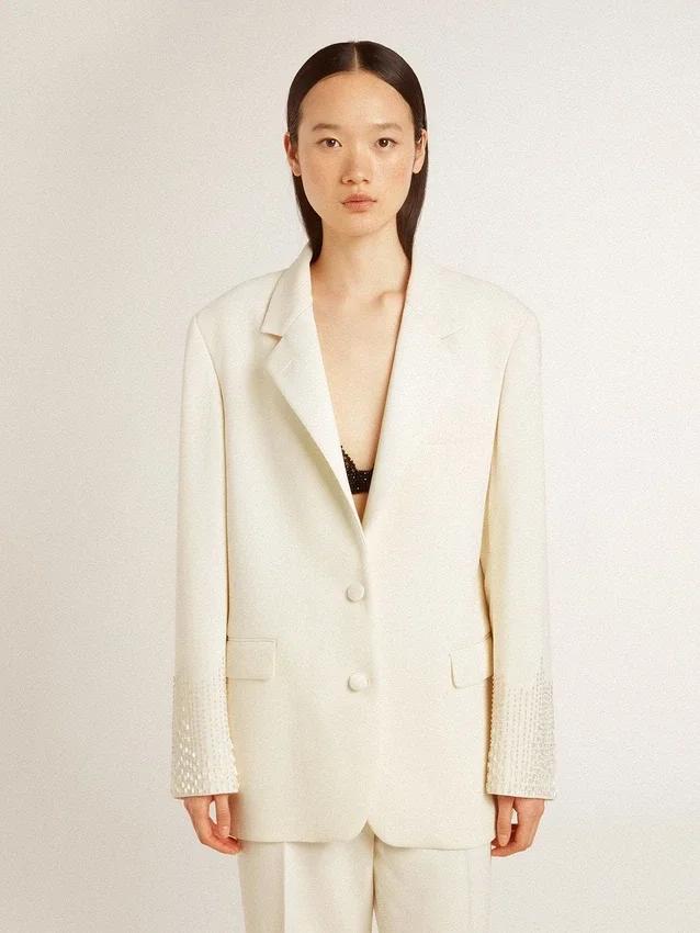 Giacca oversize monopetto bianca con effetto seta e ricami