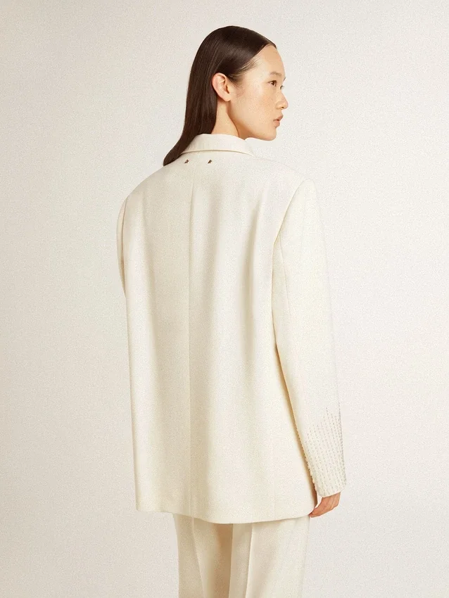 Giacca oversize monopetto bianca con effetto seta e ricami