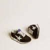Giacca Young Marathon in nylon nero con stella stampata e linguetta in pelle sul tallone
