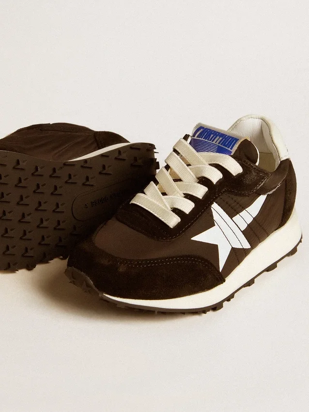 Giacca Young Marathon in nylon nero con stella stampata e linguetta in pelle sul tallone