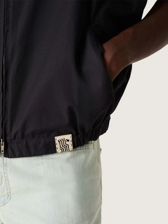 Gilet da uomo in twill di cotone blu scuro con cerniera ed etichetta con stampa a bandiera
