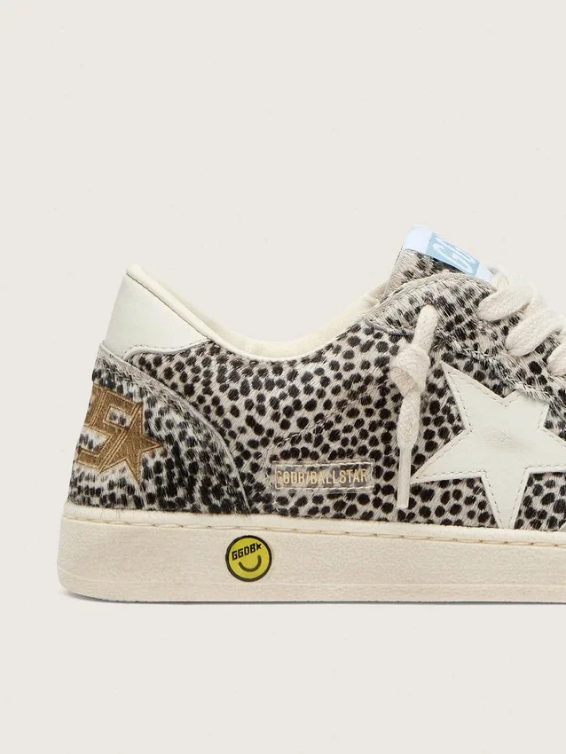 Giovane Ball Star in pelle di pony leopardata in bianco e nero con stella in pelle color crema