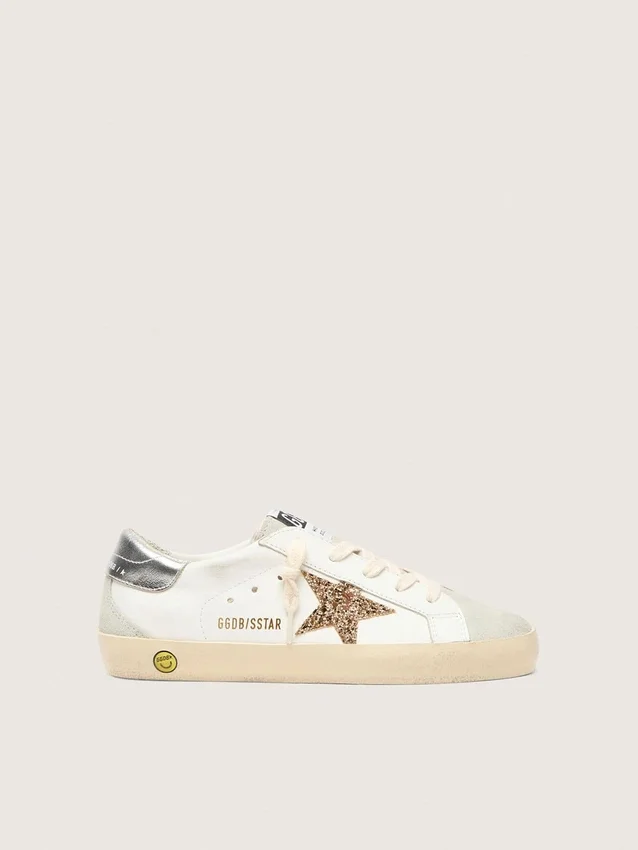 Giovane Super-Star con stella glitterata dorata e linguetta sul tallone in pelle metallizzata argento