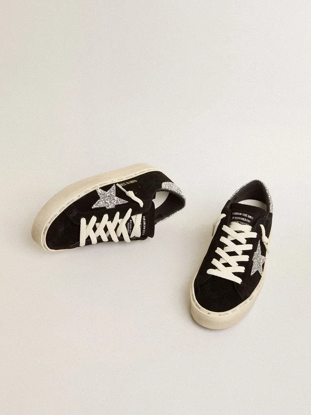 Hi Star da donna in pelle scamosciata nera con stella glitterata argento