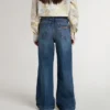 Jeans bootcut da bambina con lavaggio medio e ricami