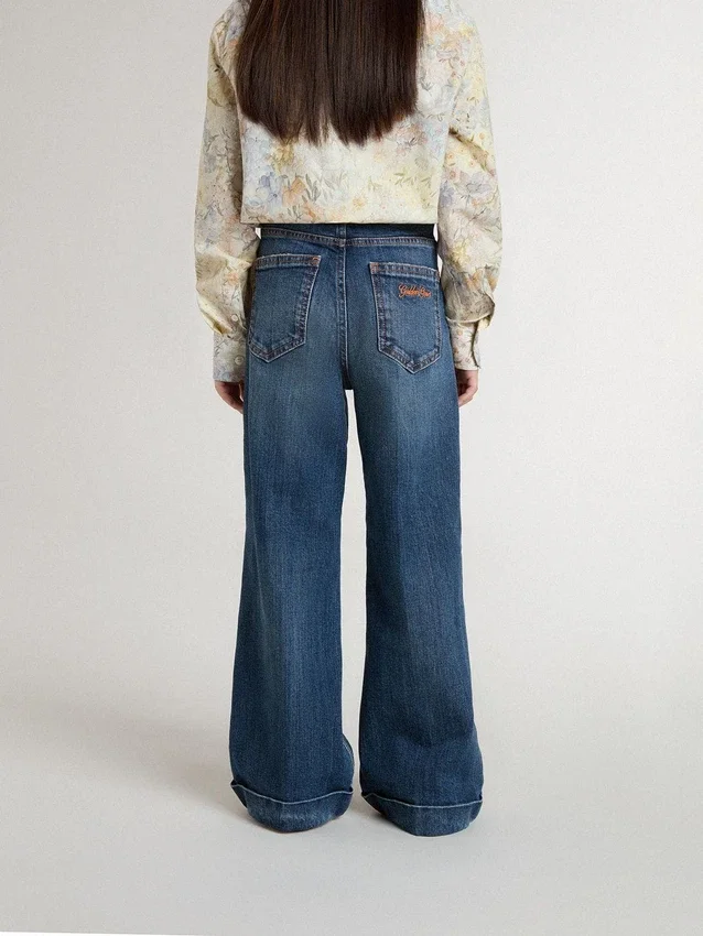 Jeans bootcut da bambina con lavaggio medio e ricami