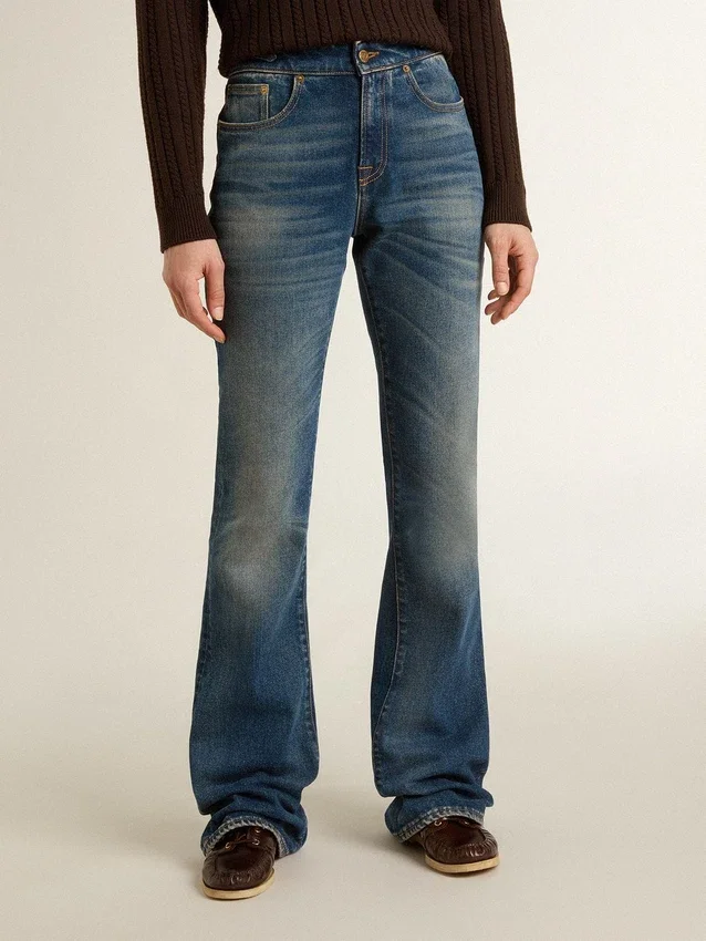 Jeans da donna a zampa con lavaggio vintage e dettagli metallici
