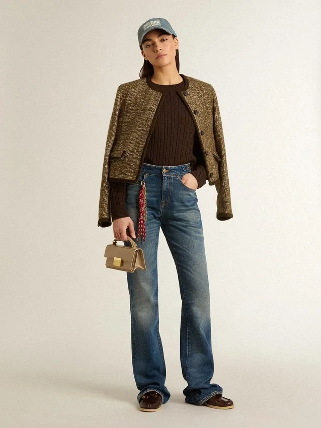 Jeans da donna a zampa con lavaggio vintage e dettagli metallici