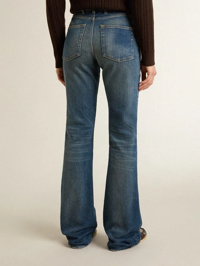 Jeans da donna a zampa con lavaggio vintage e dettagli metallici