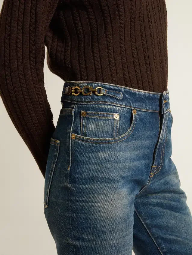 Jeans da donna a zampa con lavaggio vintage e dettagli metallici