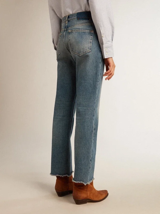 Jeans da donna a zampa corti con lavaggio medio