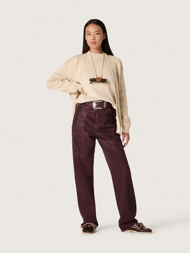Jeans da donna in denim bordeaux con cristalli sfumati