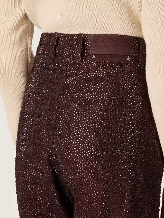 Jeans da donna in denim bordeaux con cristalli sfumati