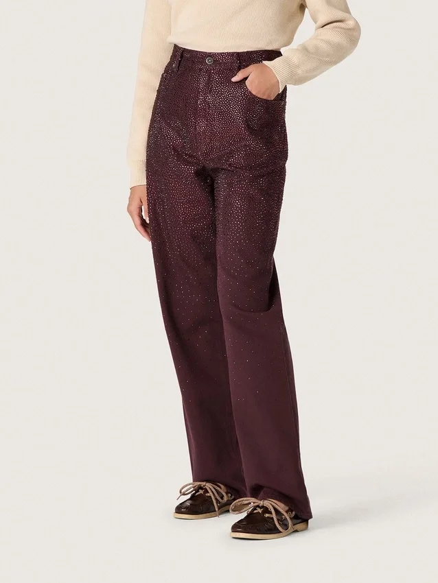 Jeans da donna in denim bordeaux con cristalli sfumati