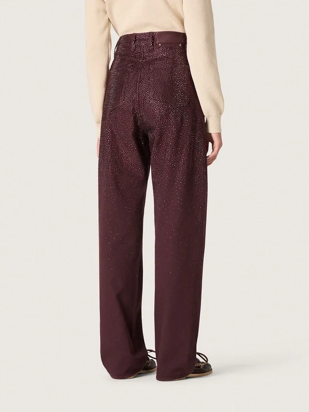 Jeans da donna in denim bordeaux con cristalli sfumati