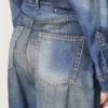 Jeans da donna in stile boyfriend in denim blu con stampa d’archivio